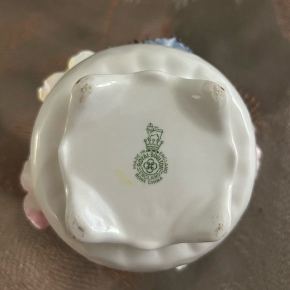 Royal Doulton England Bone China Flower Bouquet - Picture 3 of 3